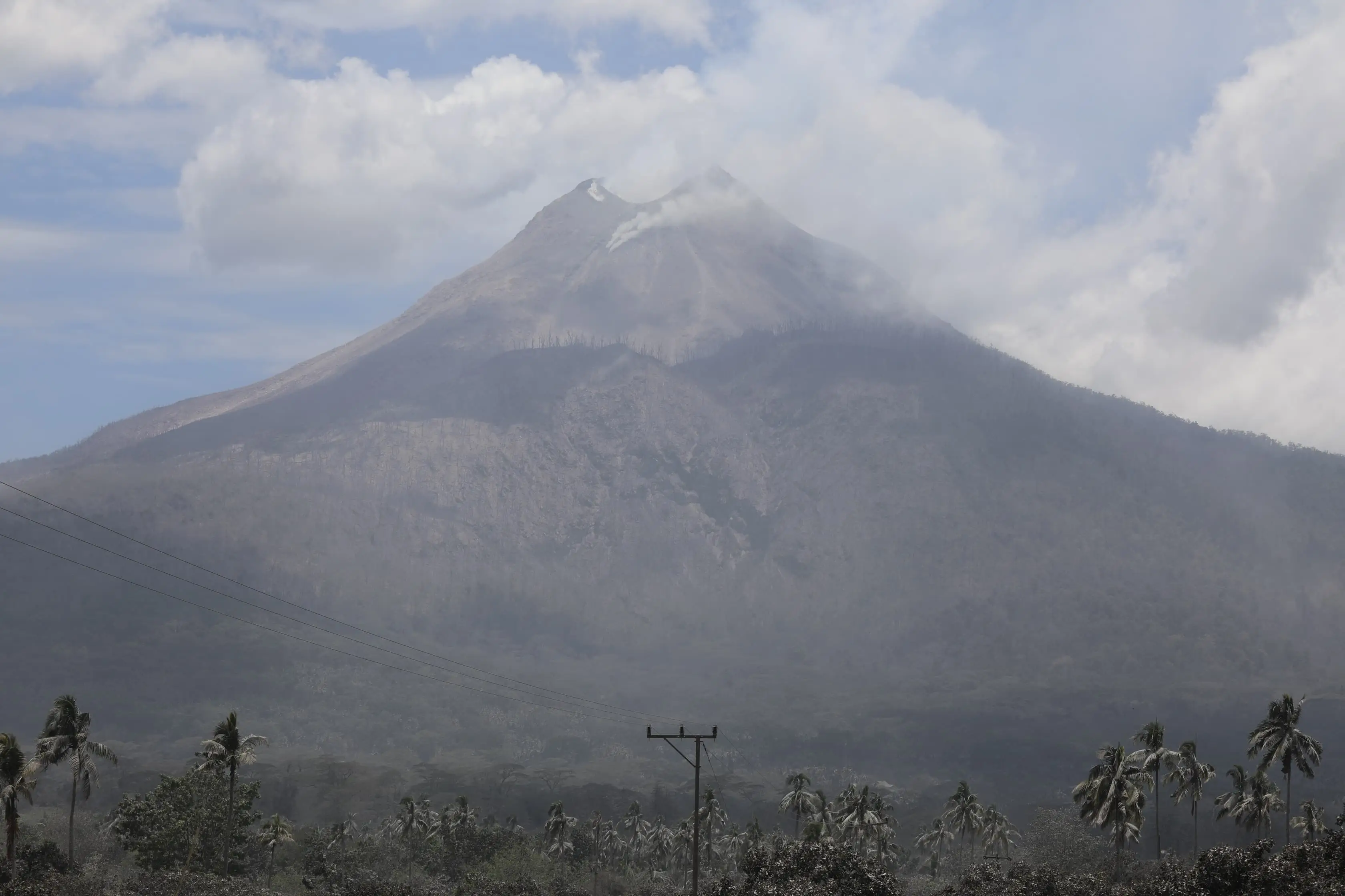 Kondisi visual Gunung Lewotobi Laki-Laki yang diambil dari Pos Pengamatan Gunungapi Lewotobi Laki-Laki di Kabupaten Flores Timur, Nusa Tenggara Timur pada Rabu (6/11) sekitar pukul 12.00 WITA.